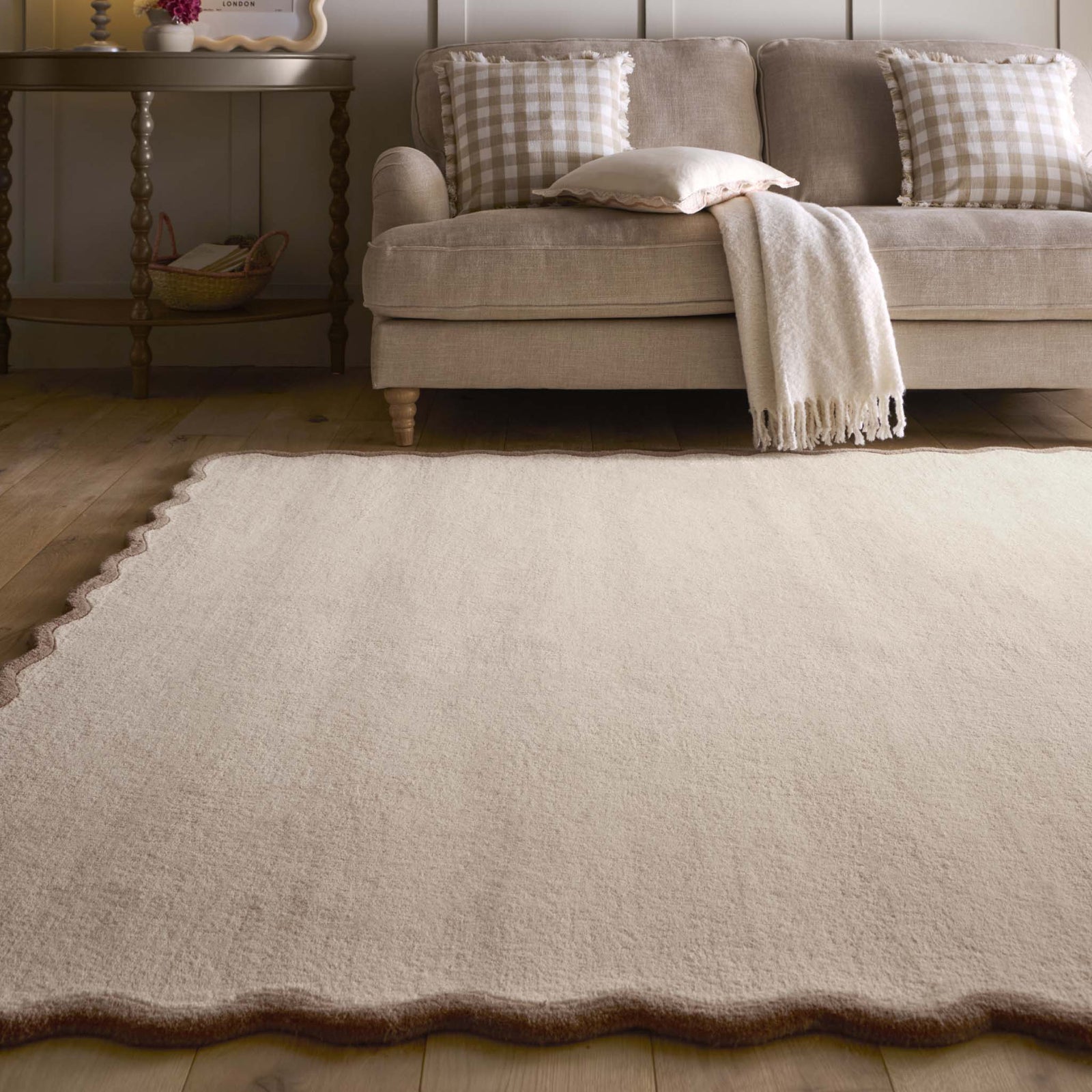 https://cdn.shopify.com/s/files/1/0881/7731/2093/files/Scalloped-Elsie-Natural-Brown-Rug-Lifestyle_01.jpg?v=1766150245