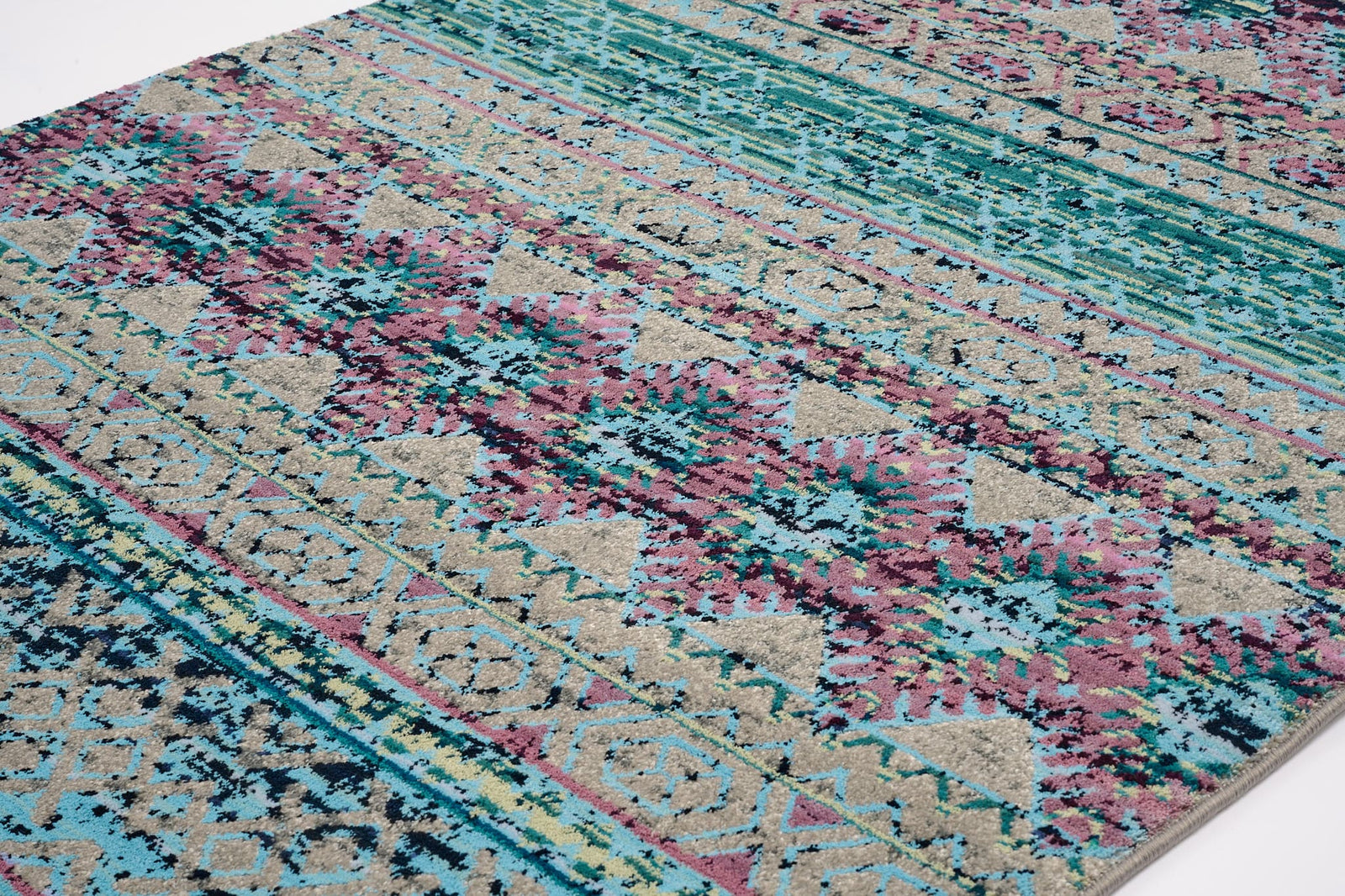 https://i0.wp.com/threadsandweave.com/wp-content/uploads/2024/06/Scarlet-Rugs-CH001-07.jpg?fit=2048%2C1365&ssl=1