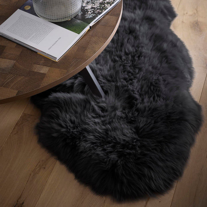 https://cdn.shopify.com/s/files/1/0881/7731/2093/files/Sheepskin-Rug-Black-Double-Detail_01.jpg?v=1761565729