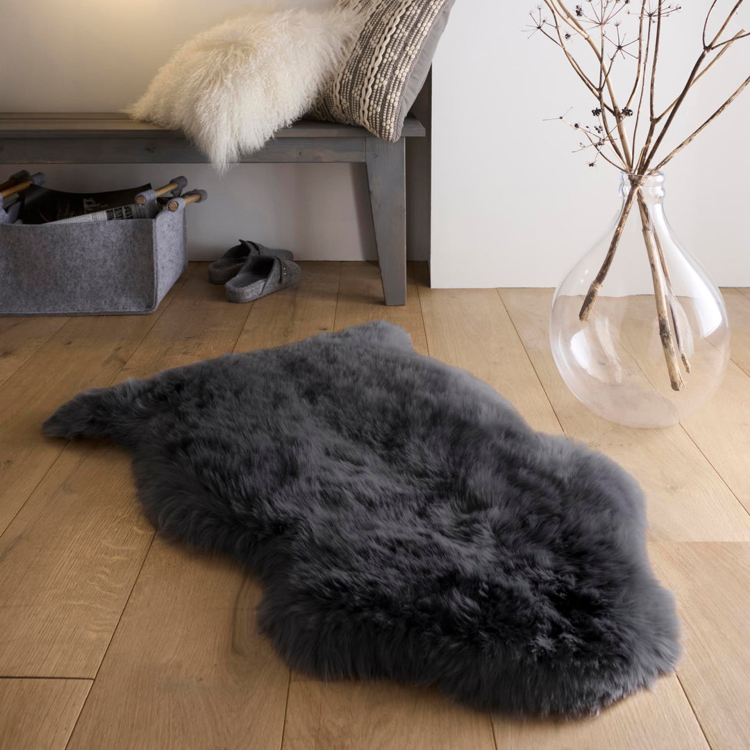 https://cdn.shopify.com/s/files/1/0881/7731/2093/files/Sheepskin-Rug-Black-Single-Lifestyle_01.jpg?v=1761565729
