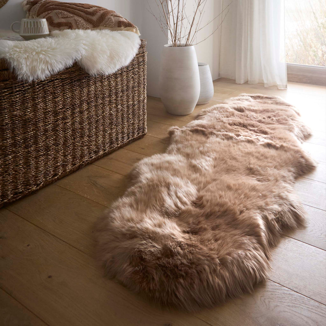 https://cdn.shopify.com/s/files/1/0881/7731/2093/files/Sheepskin-Rug-Mink-Double-Lifestyle_01.jpg?v=1761565611