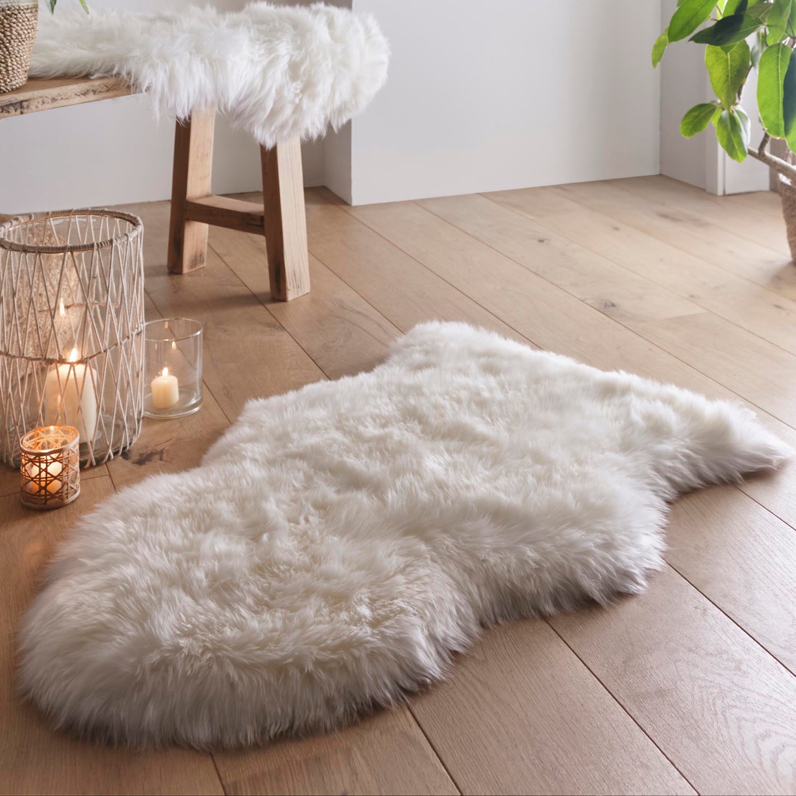 https://cdn.shopify.com/s/files/1/0881/7731/2093/files/Sheepskin-Rug-Natural-Single-Lifestyle_01_6287ee6f-fa0e-4ead-8852-92529b1a99ee.jpg?v=1762267062