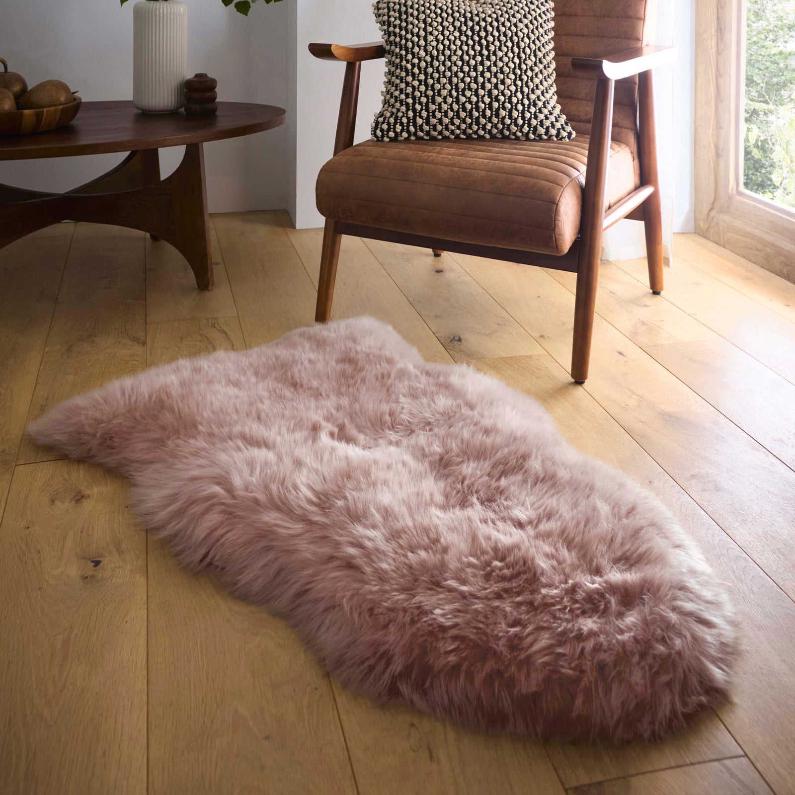 https://cdn.shopify.com/s/files/1/0881/7731/2093/files/Sheepskin-Rug-Rose-Single-Lifestyle_01.jpg?v=1761565543