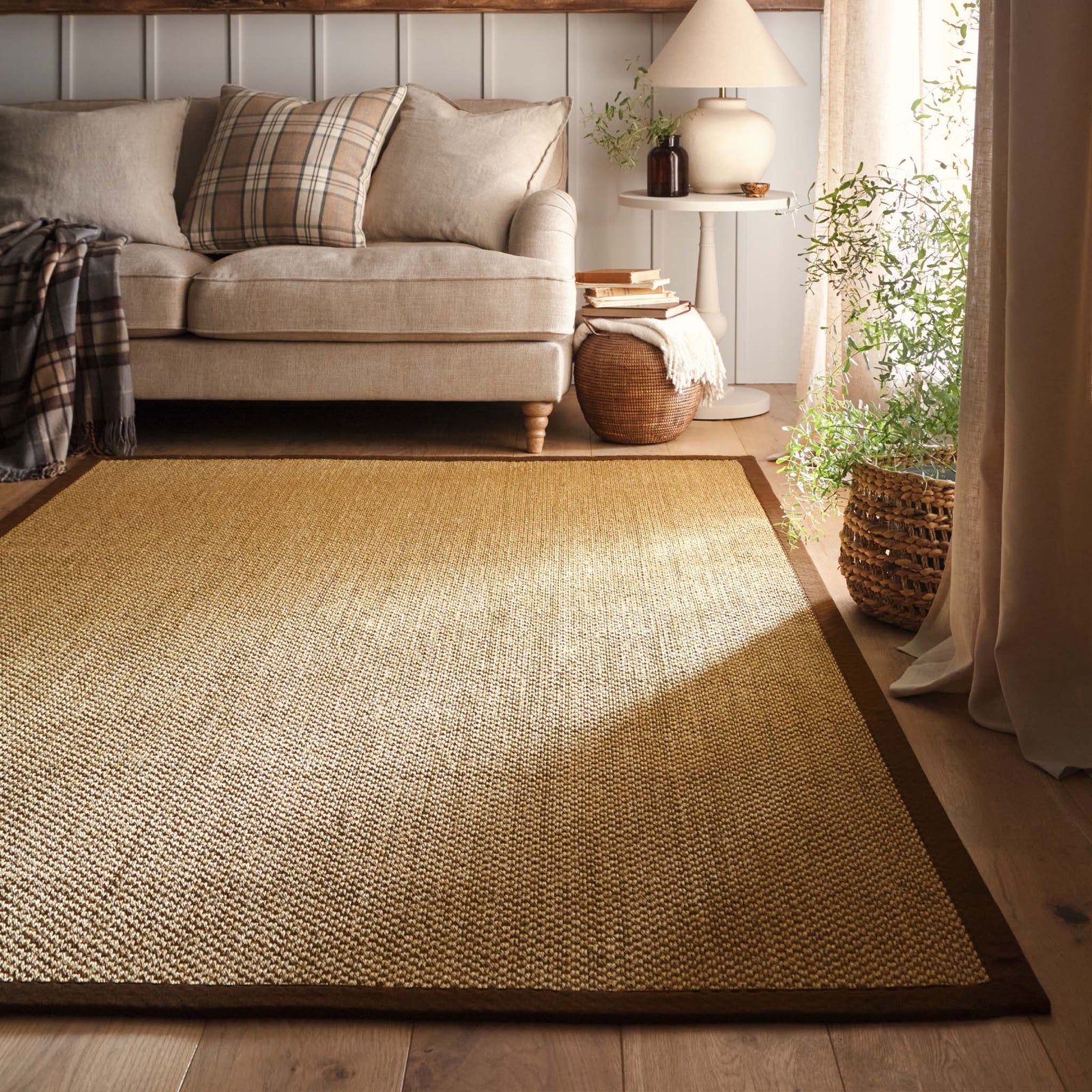 https://cdn.shopify.com/s/files/1/0881/7731/2093/files/Sisal-Light-Neutral-Dark-Brown-Border-Rug-160x230-Lifestyle_01.jpg?v=1768317482
