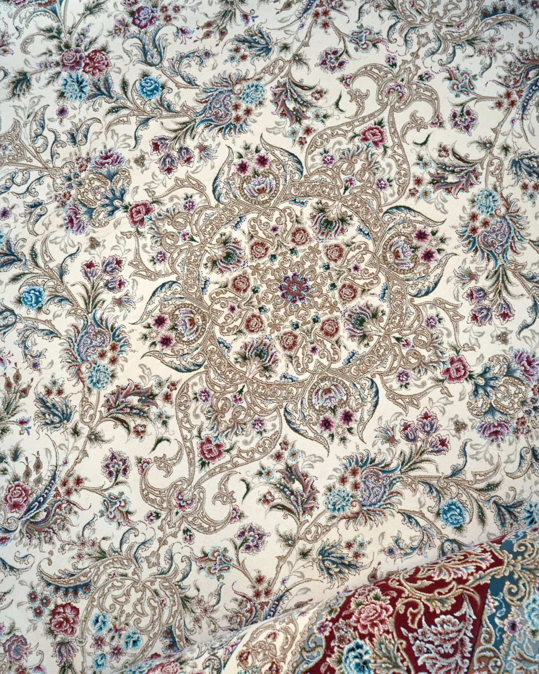 Graceful Cream – Classic Cream & Red Rug - beUNIQ