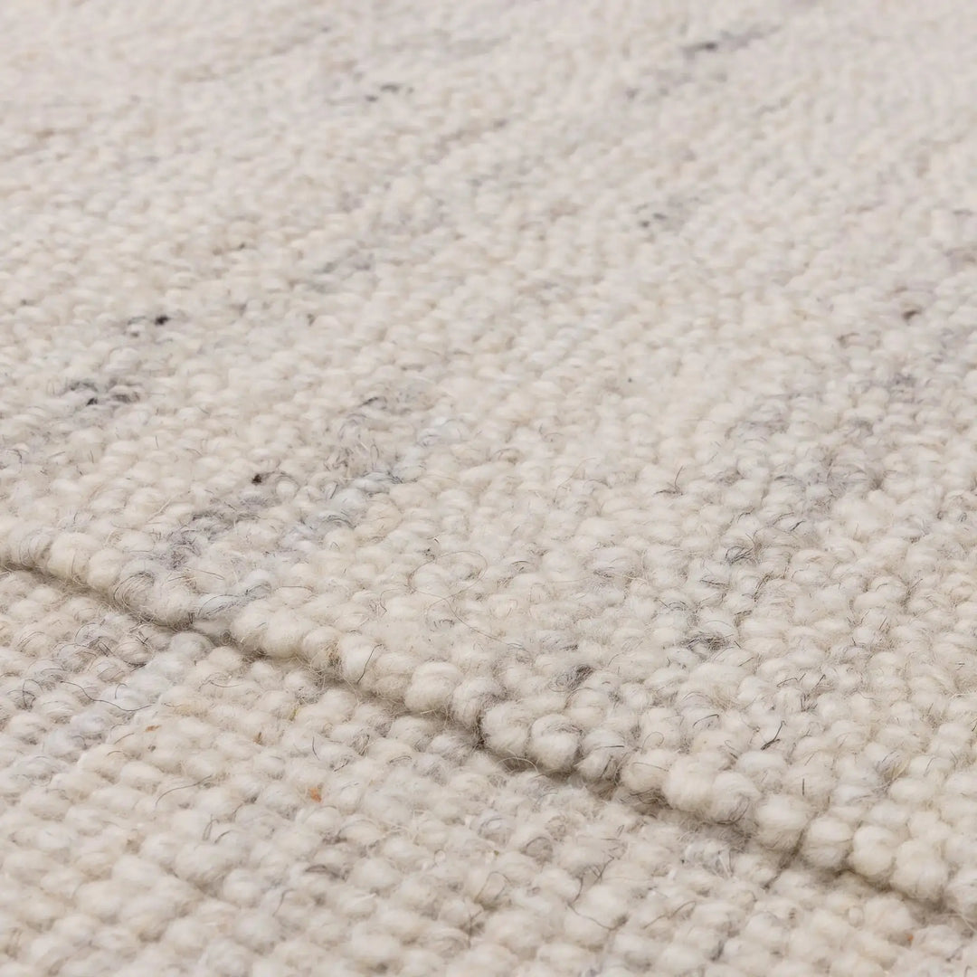Larson Ivory    beUNIQ