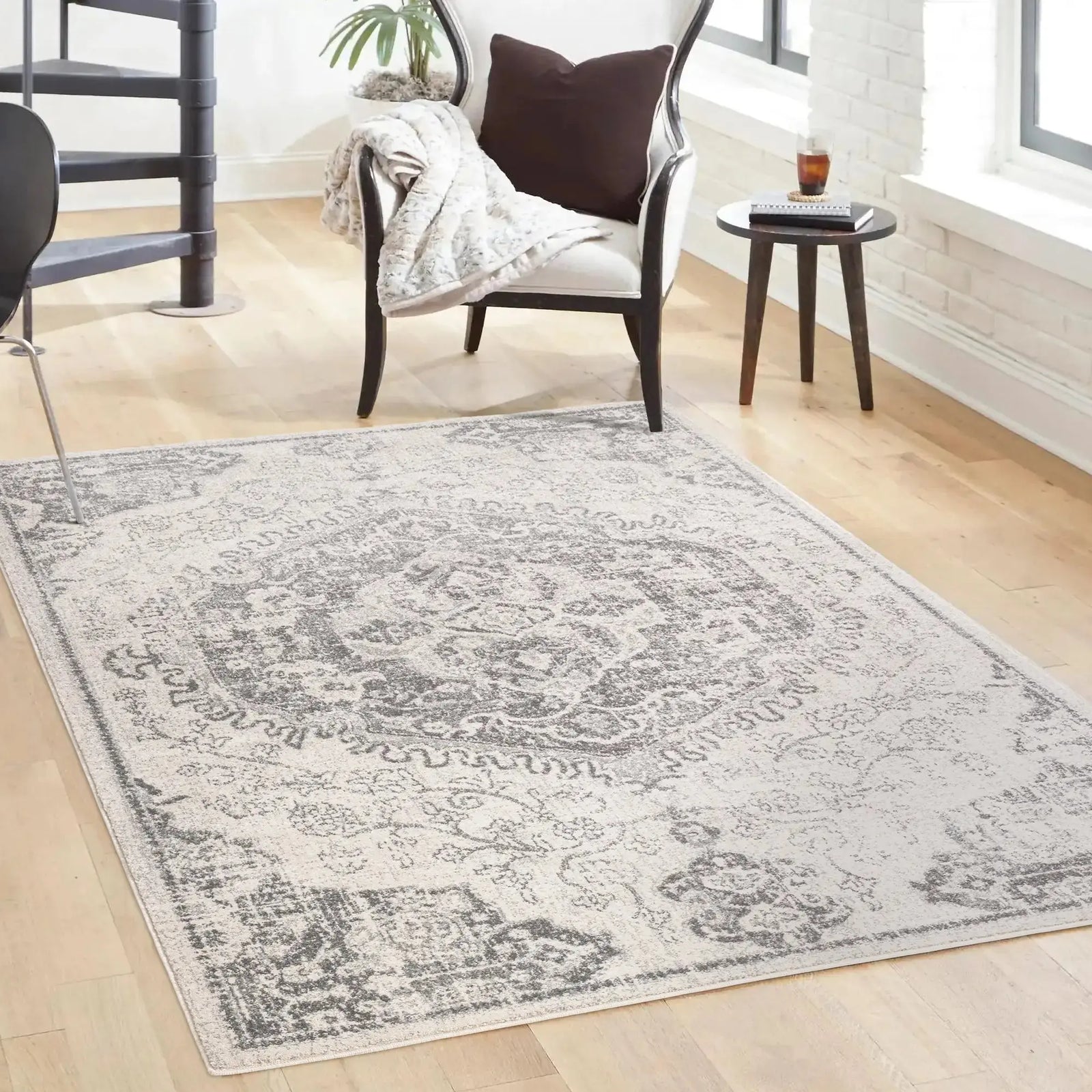 Nova NV26 Medallion Ivory    beUNIQ