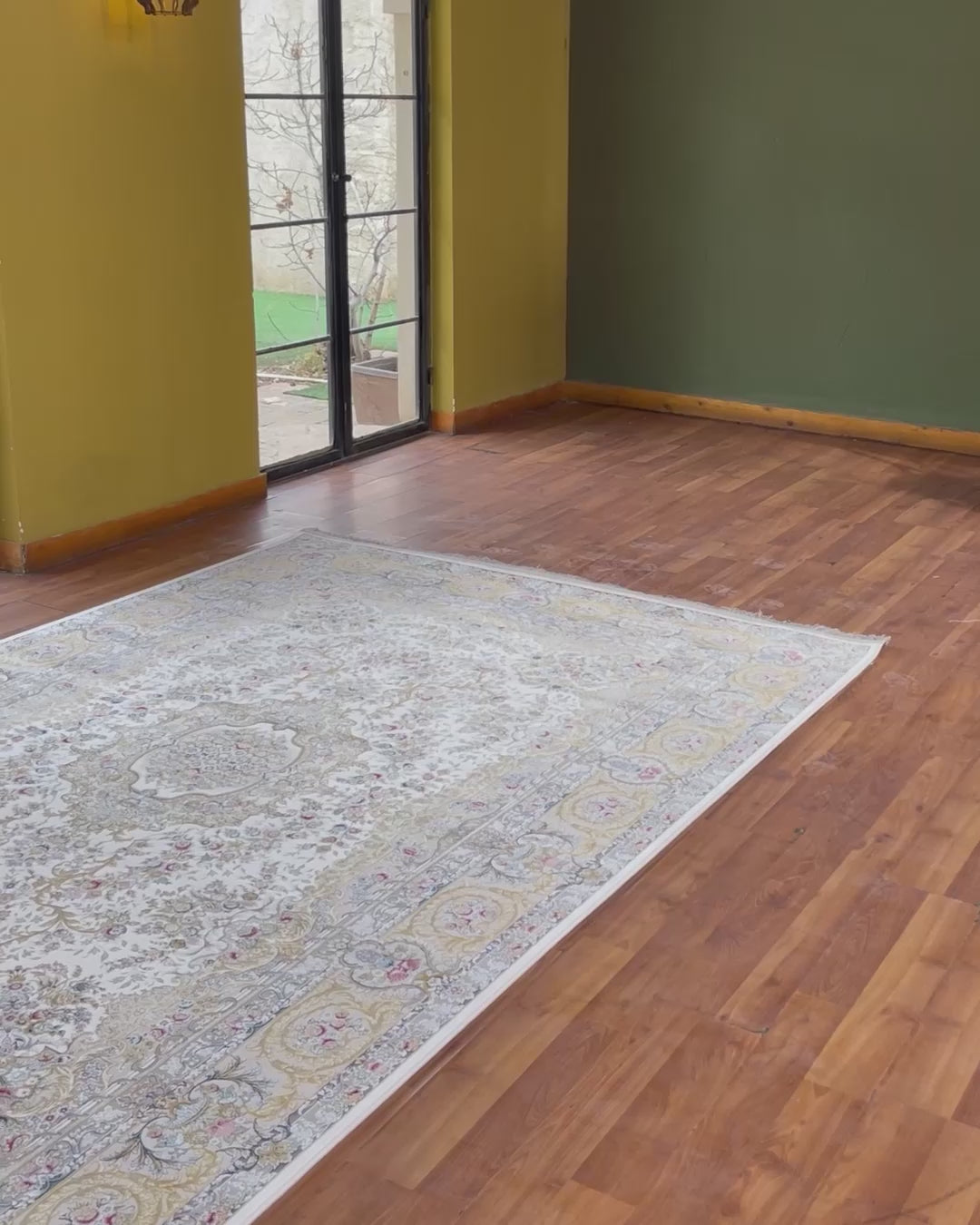 Timeless Grace – Classic Cream &amp; White Rug