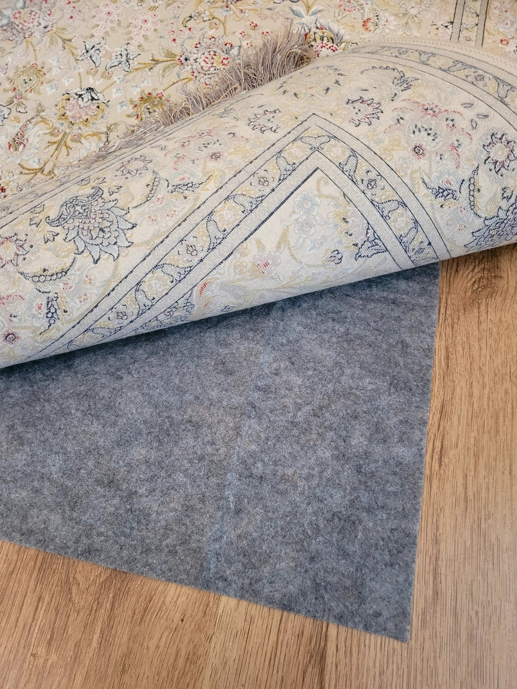 Rug underlay with anti - slip - beUNIQ