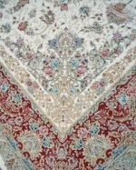 Graceful Cream – Classic Cream & Red Rug - beUNIQ