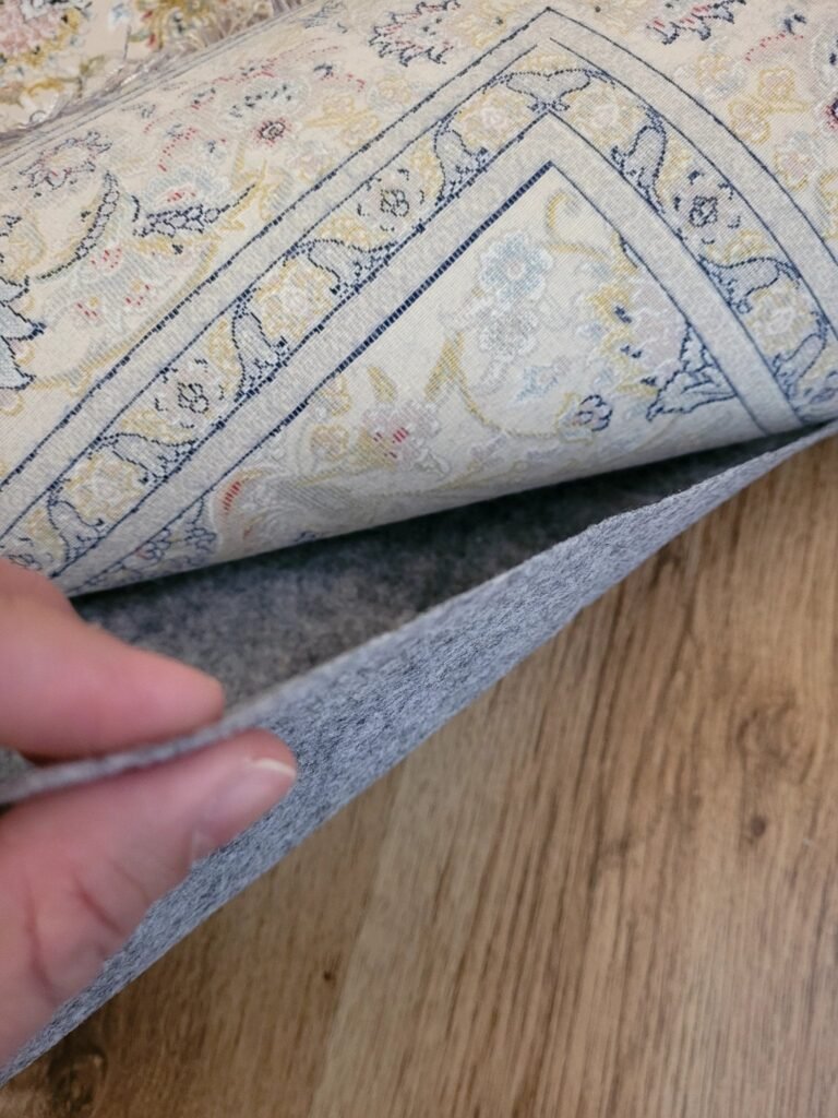 Rug underlay with anti - slip - beUNIQ